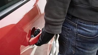 لصان يستغلان التكنولوجيا لسرقة سيارة حديثة في أقل من دقيقة (فيديو)