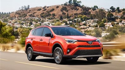 تويوتا تطلق سيارتها الهجينة 