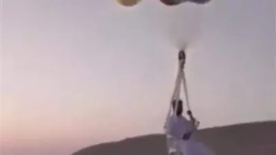 إمارتيون يضعون والدهم في بالون طائر.. فحدثت المفاجأة (فيديو وصور)