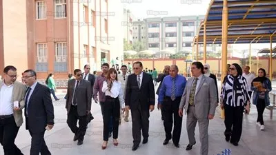 محافظ الشرقية يُشارك طلاب وطالبات مدارس الفؤاد الدولية للغات طابور الصباح وتحية العلم والسلام الوطني