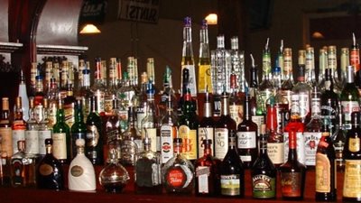 ضبط كمية من زجاجات الخمور دون ترخيص بمحل في الغردقة