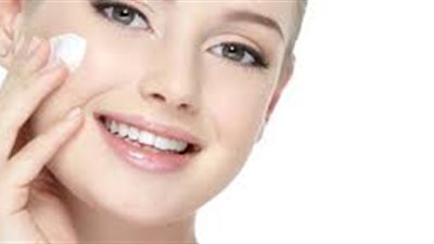 أسهل طريقة لترطيب البشرة في المنزل (فيديو)