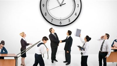 أستاذ إدارة وتنمية يكشف سبب رفض الموظفين النظام الجديد بتقليص أيام العمل (فيديو)