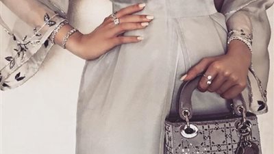 للنحيفات.. عبايات ضيقة من الخصر لإطلالة مميزة (صور)