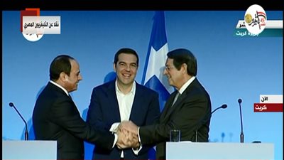 مصافحة ثلاثية بين رؤساء مصر واليونان وقبرص في نهاية القمة السادسة