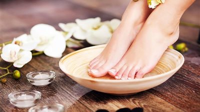 حلول سريعة للتخلص من اسمرار القدمين 