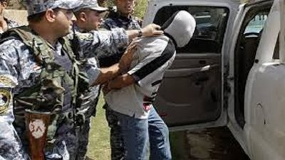 القبض على إرهابي يخفي بدلة عسكرية و معدّات أمنية بمنزله‎