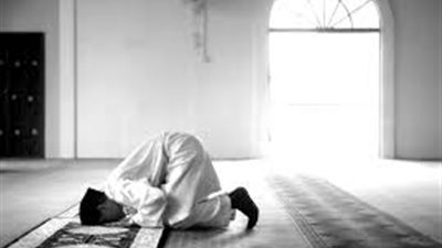 ما حكم صلاة النافلة جالسًا للقادر على القيام؟