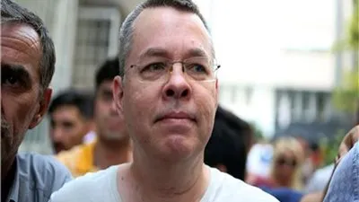 تركيا تخلي سبيل القس الأمريكي