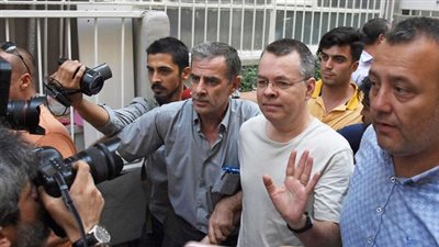 عاجل.. المدعي العام التركي يطلب رفع الإقامة الجبرية عن القس الأمريكي المحتجز