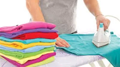 بالفيديو.. أسرع طريقة لكي الملابس بدلا من المكواة!