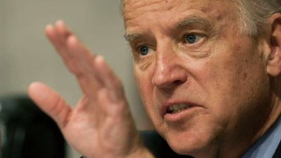 بايدن يتهم ترامب بتقويض سياسات أمريكا لتعزيز سلطاته