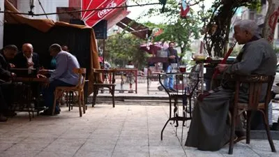 بين مؤيد ومعارض.. جدل تحت قبة البرلمان بسبب غلق المقاهي 12 ليلاً