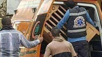 سيارة إسعاف تنقل 