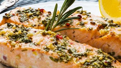 طريقة عمل سلمون مشوي بالأعشاب