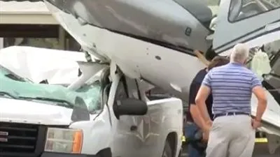 هبوط اضطراري لطائرة باستخدام المظلة بمدينة ميدلاند الأمريكية (فيديو)