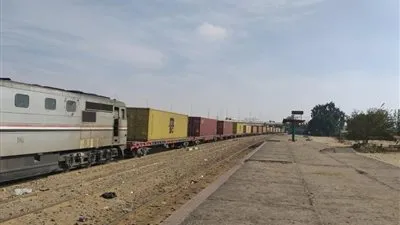 بدء تسيير أولى رحلات نقل البضائع من ميناء السخنة إلى العاشر  