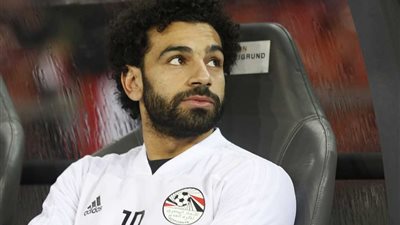 شاهد رد فعل محمد صلاح على بكاء إحدي معجباته (فيديو)