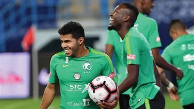 الدوسري وآدم يقودان هجوم الأخضر أمام العراق