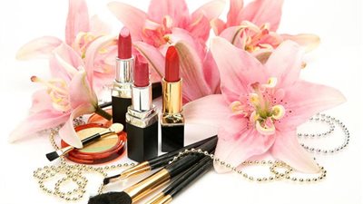 هذا ما يجب وضعه في حقيبة المكياج يوم زفافك 