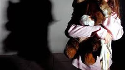 مسن يتحرش بطفلة 9 سنوات ويحاول الاعتداء عليها جنسياً في المحلة الكبرى