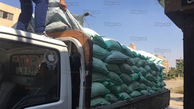 ضبط سائقين بحوزتهم 9 طن دقيق مدعم قبل بيعه بالسوق السوداء 