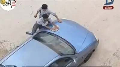 مدرس يجبر تلاميذ على غسل سيارته.. والتعليم ترد (فيديو)