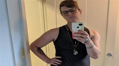 مفاجأة.. متحول جنسيا يتوج ببطولة عالمية نسائية