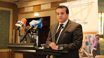 وزير التعليم العالي يلقي محاضرة علمية عن زراعة الأسنان بعين شمس