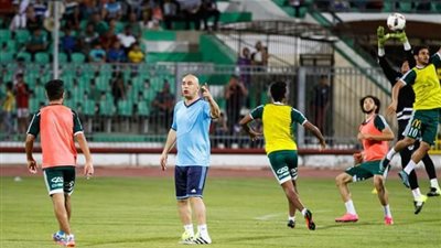 العميد يعقد جلسة مع لاعبي المصري قبل السفر إلى الكونغو