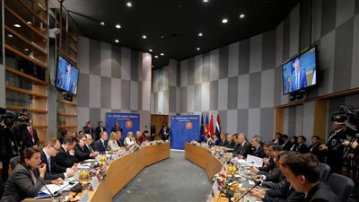 الاتحاد الأوروبي يوقع اتفاقا تجاريًا مع سنغافورة ويهاجم الصين 