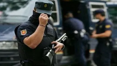 إصابة 11 شرطيا في محاولة هروب جماعي من معتقل بإسبانيا