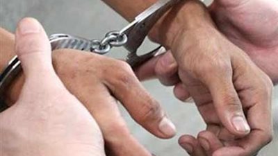 ضبط مقاول عذب عاملاً استولى على هاتفه المحمول بالتجمع