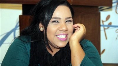 جولة مع الفنانين.. زينة تكشف سر عدم حضورها حفل زفاف شيماء سيف