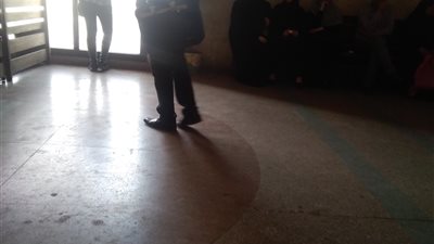 زوجة المتهم بقتل طفليه تصل المحكة لحضور أولى جلساته أمام الجنايات 