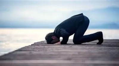 حكم الصلاة في القطار المتحرك وفقا للمذاهب الأربعة 