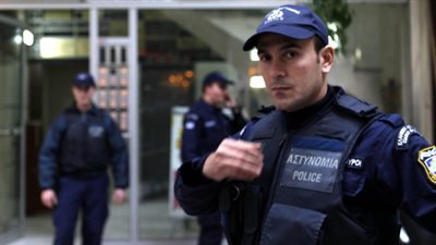 الشرطة اليونانية توقف ضابطا عن العمل بسبب لاجئة مسنة