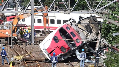 أول فيديو للحظة خروج قطار فائق السرعة عن مساره بتايوان 