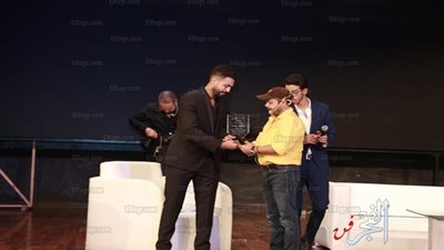 الجامعة الأمريكية بالقاهرة تكرم محمد هنيدي ومدحت العدل (صور) 