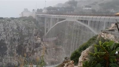 فيضانات شديدة تحول كوبرى إلى شلالات فى إيطاليا (فيديو)