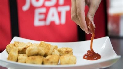 انتبهي.. كيس الكاتشب الصغير سيؤدي لإصابتك بالسمنة!