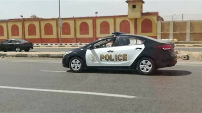 النيابة تأمر بضبط وإحضار المتهمين بسرقة سيارة شرطة من ضابط بمصر القديمة
