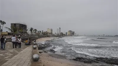 إخلاء الآلاف قبل وصول إعصار 