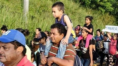 وفاة ثلاثة أشخاص وسط قافلة مهاجرين باتجاه أمريكا