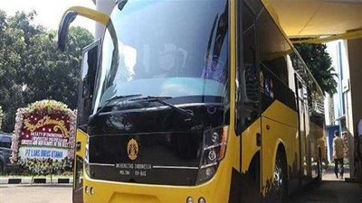 إندونيسيا تبتكر طريقة غريبة للحصول على تذاكر مجانية لركوب الحافلات