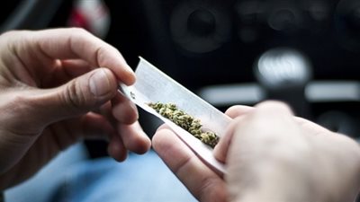 برلماني يطالب بمعاقبة متعاطي المخدرات ومعالجته أثناء الحبس