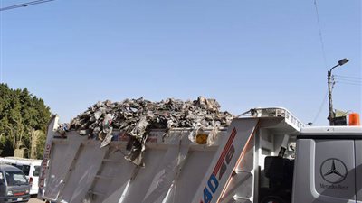 ضبط سيارة نقل تلقي مخلفات صلبة وقمامة بطريق مصر أسوان الزراعي بالمنيا