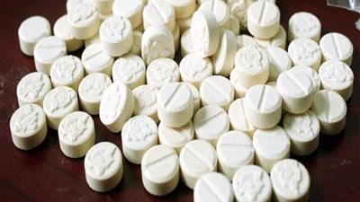 ضبط ربة منزل و3 رجال بحوزتهم مواد مخدرة بالفيوم 