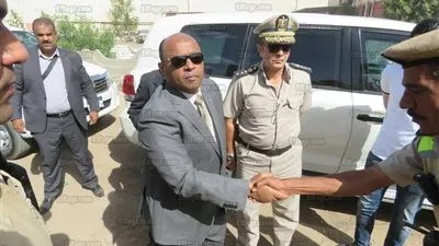 مدير أمن الغربية يفتتح منفذ بيع السلع الغذائية ببسيون ويقوم بتوزيع حلاوة المولد مجانًا (صور)