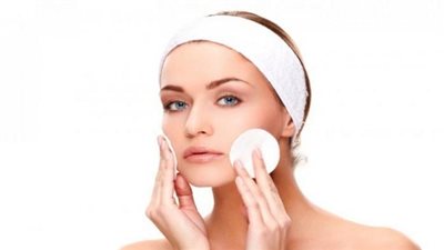 تعرفي على الطريقة الصحيحة لتنظيف البشرة الحساسة